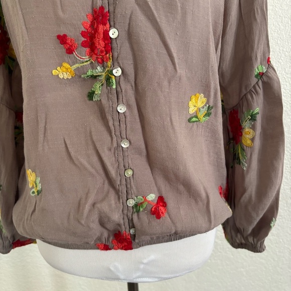 Fig and Flower Anthropologie Taupe Blouse with Vibrant Floral Embroidery - Picture 6 of 12